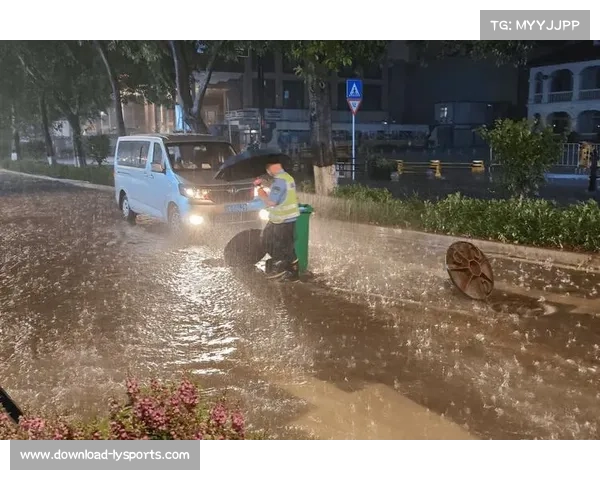 暴雨突如其来场地积水 志愿者紧急排水确保决赛准时开赛